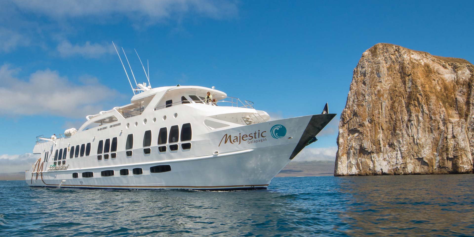 galapagos yacht tour
